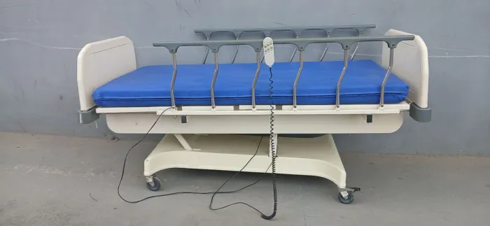 Cama hospitalar elétrica com controle