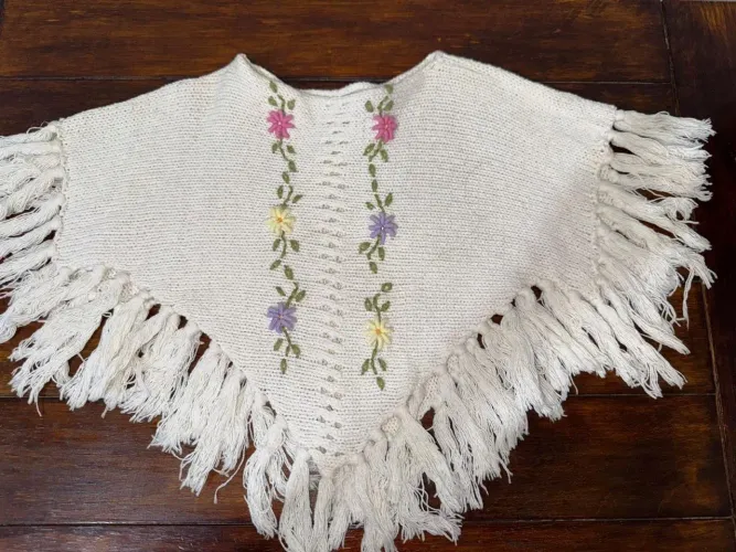 Poncho infantil em crochê com bordados 