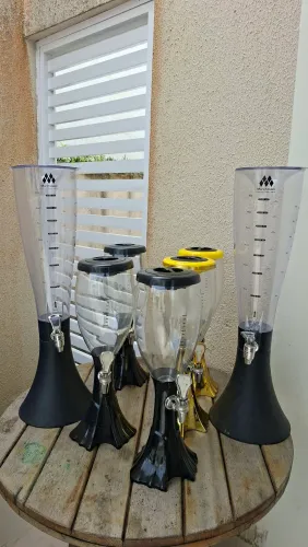 7 Torre para bebida gelada. 2 de 3 litros e 5 de 2 litros