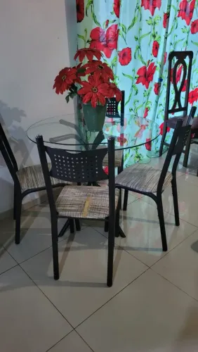 Mesa de Vidro Redonda com 4 Cadeiras - Ótimo Custo-Benefício