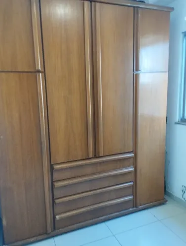 Guarda roupa de madeira