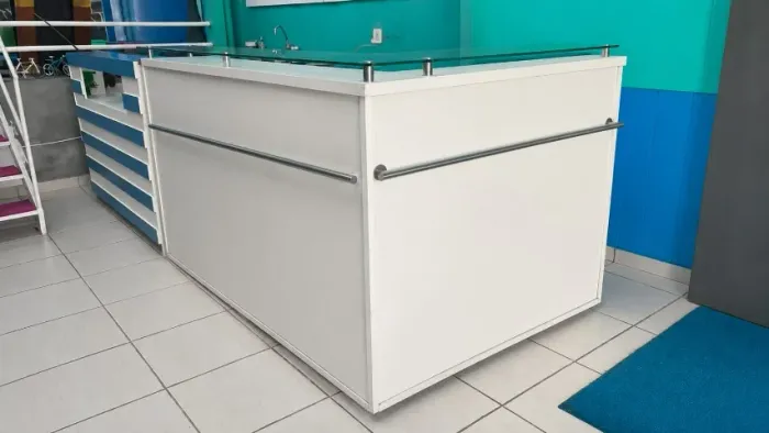 Balcão de Recepção em L com Tampo de Vidro e Gaveteiro