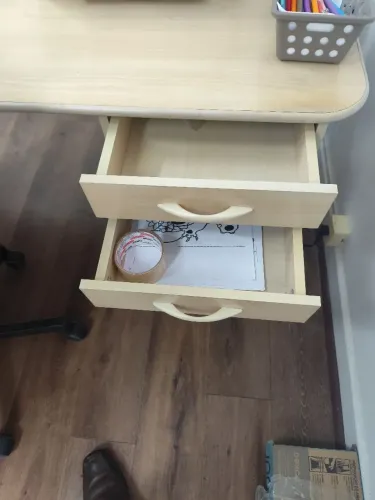 Mesa e cadeiras escritório