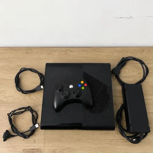 Xbox 360 Super Slim + 45 Jogos + 1 Controle