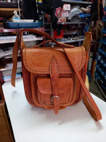 Bolsa tiracolo em sola 25x22x12