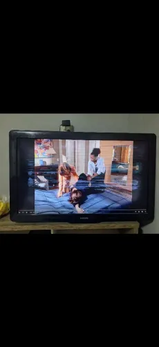 tv de 40 polegadas com manchas na tela mas funcionando tudo perfeitamente e com controle