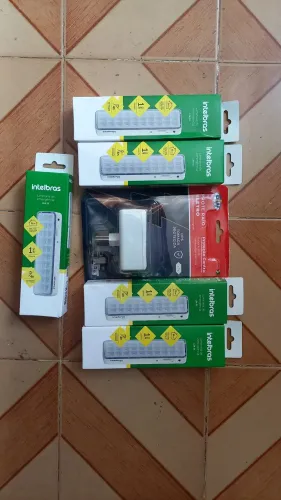 Lâmpadas de emergência e filtro de energia elétrica.
