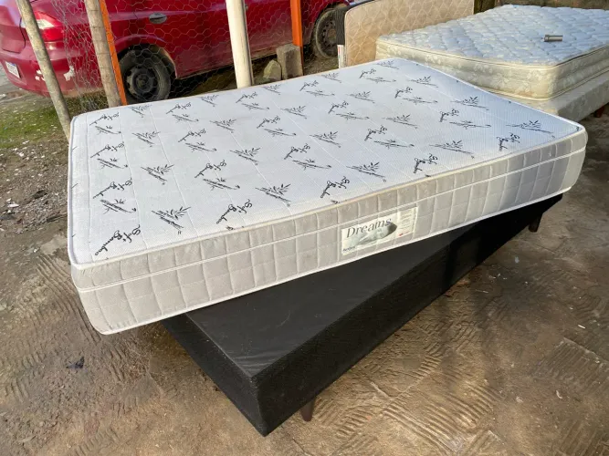Vendo cama box de casal colchão molas ensacadas em ótimo estado