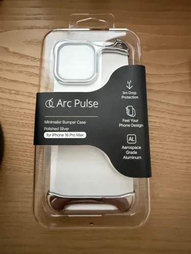 Capa iPhone 16 pro max  minimalista, Arc original - modelo prateado e preto 