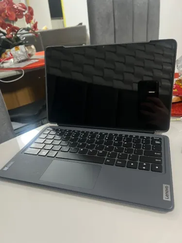Tablet Lenovo, com teclado