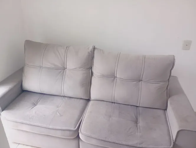 Vendo sofá retrátil 3 lugares bem conservado apenas precisamdo de uma higienização 