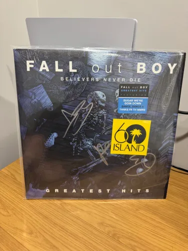 Fall Out Boy - Believers Never Die autografado