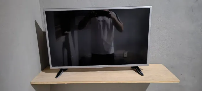 TV LG 32, tela plana, funcionando perfeitamente, não Smart, ótima pra quarto ou sala.