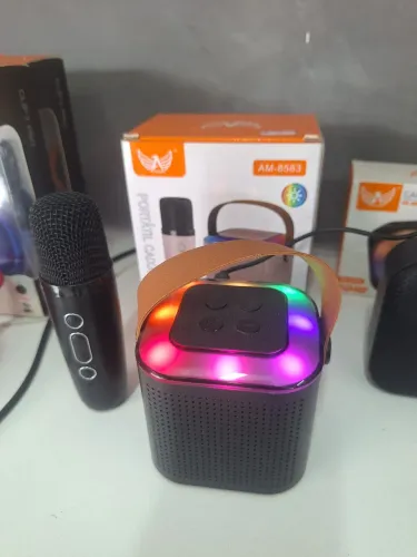 Caixinha de som com microfone 