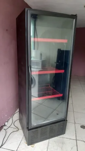 Expositora de bebidas Metalfrio 127v Entrego