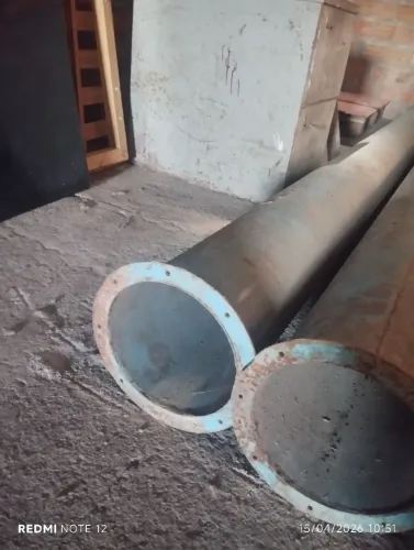 Vende. se três tubos de ferro
