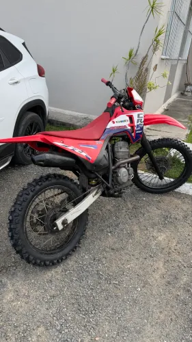 Moto de trilha com roupa da Crf