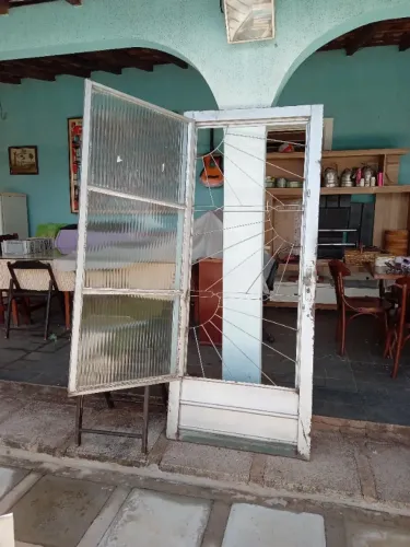 Duas portas de ferro usadas sem portais.