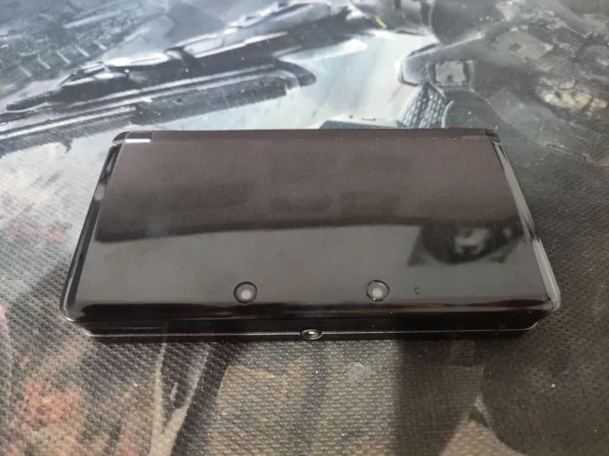 Nintendo 3DS desbloqueado com Luma3DS em excelente estado de conservação.