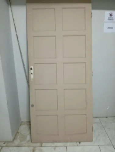 Vendo porta maciça.
