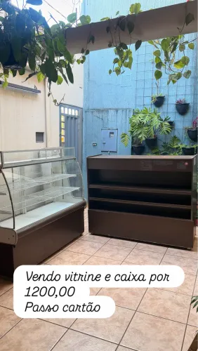 Vendo vitrine e caixa