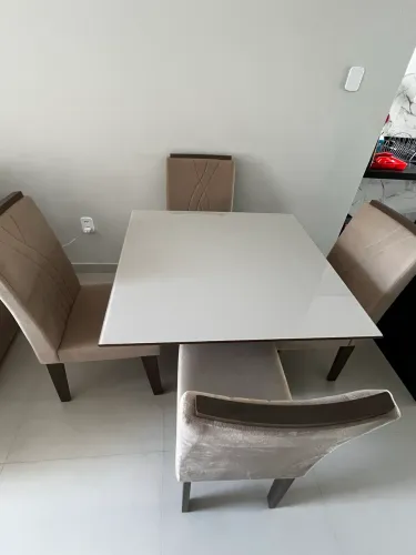 Mesa de jantar com 4 cadeiras