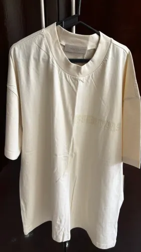 Camiseta Fear of God Essentials Egg Shell