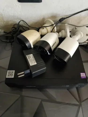 DVR Intelbras 4 canais com 3 câmeras