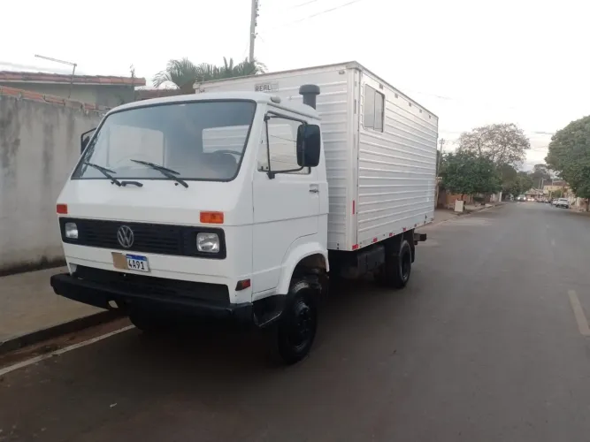 VW 6/90 1984, 5M, DH, freio a ar, 7 pneus novos, 144 mil km, único dono