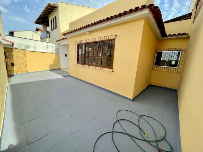 Casa com área externa, churrasqueira e piscina, 3 quartos