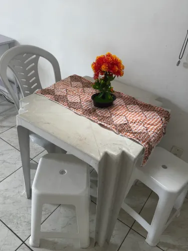 Mesa de plástico com bancos