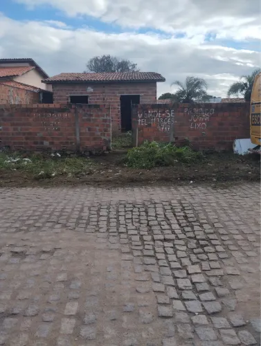 VENDE-SE CASA COM TERRENO