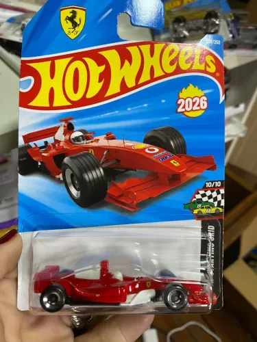 Carrinho hot wheels FErrari f2004