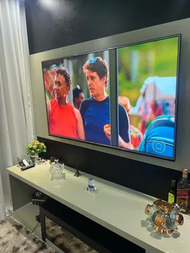 Smart TV LG 60" 4K LED COM DETALHE VISÍVEL (uma linha que fica aparecendo na tela)