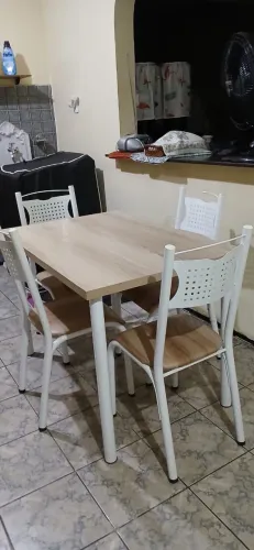 Mesa de jantar com 4 cadeiras (novíssima)