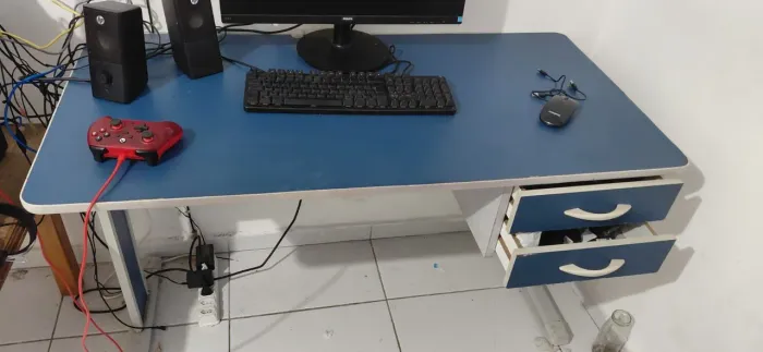 escrivaninha semi nova grande duas gavetas