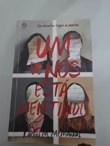 Livro Um de Nós Está Mentindo da Karen M. McManus Usado