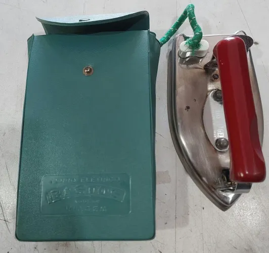Ferro de Passar Antigo marca Bastos Viagem com estojo original