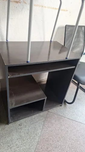 Escrivaninha de mdf com avaria. 