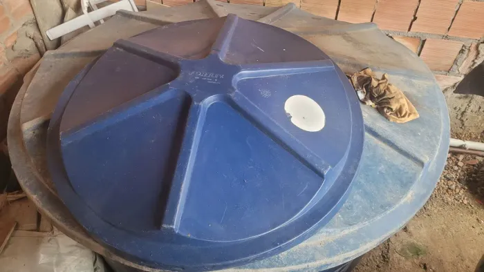 Vende-se está tampa de caixa d'água de 150 L