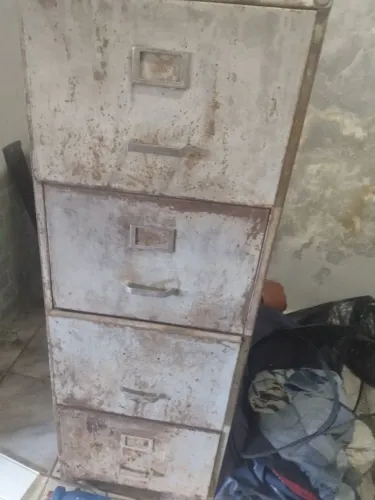 Arquivo de 4 gavetas para recuperar