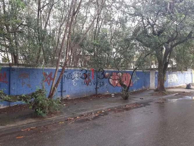 Terreno excelente totalmente plano com uma frente de 33m2 fundos 34m2 37m2 de ambos os lad