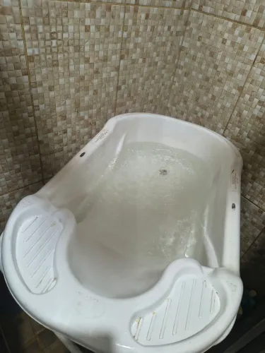 Banheira para bebê ergonômica com suporte branca