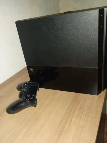 PlayStation 4 FAT 500GB + 2 Jogos (Rainbow Six Siege e Red Dead Redemption 2) + Cabos