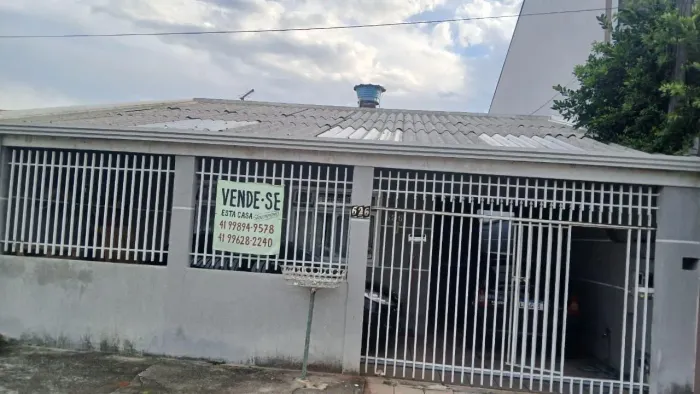 Casa no sítio cercado 