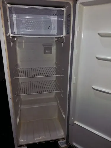 Vendo geladeira. Falta apenas trocar o Relé