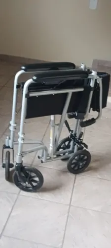 Cadeira de rodas dobrável