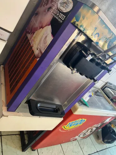 Maquina de sorvete expresso + batedor de milk shake + brindes