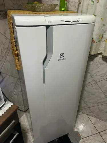 GELADEIRA ELECTROLUX RE31 ? 240L