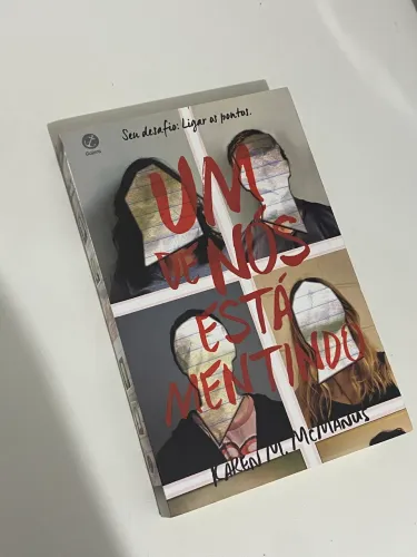 Livro Um de nós está mentindo - Ótimo estado